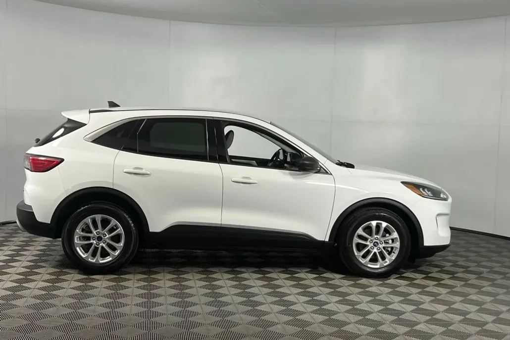 2022 Ford Escape Hybrid SE photo 1