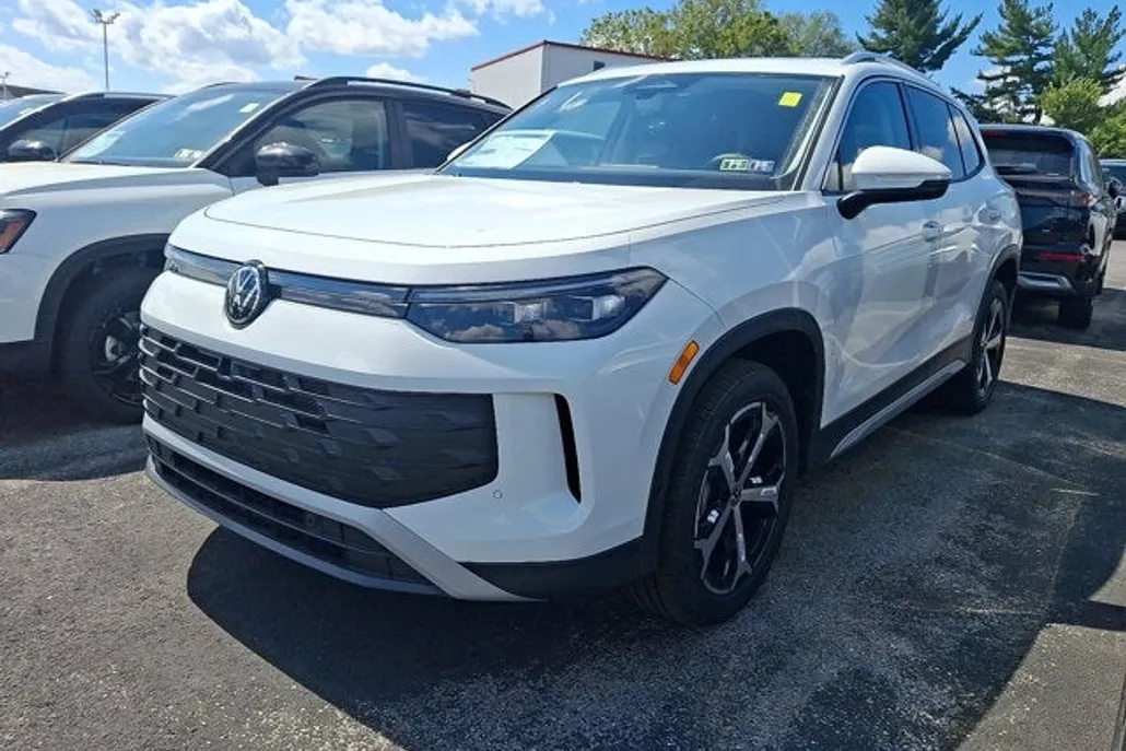 2025 Volkswagen Tiguan SE photo 1