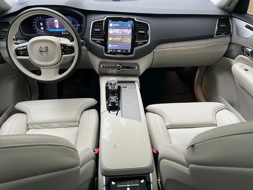 2025 Volvo XC90 T8 photo 1
