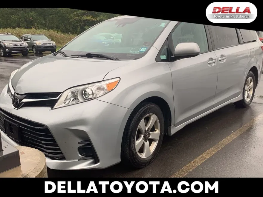 2020 Toyota Sienna LE photo 1