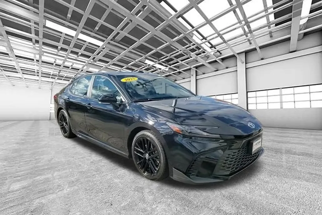 2025 Toyota Camry SE photo 1