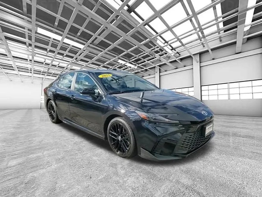 2025 Toyota Camry SE photo 1