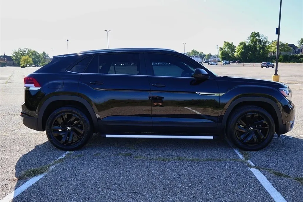 2022 Volkswagen Atlas Cross Sport V6 SE Technology photo 1
