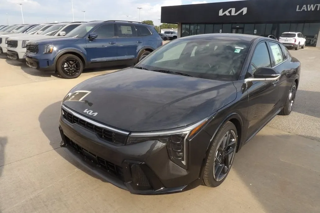 2025 Kia K4 GT-Line photo 1