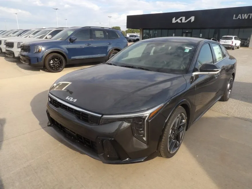 2025 Kia K4 GT-Line photo 1