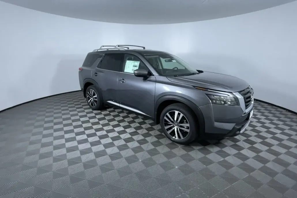 2025 Nissan Pathfinder Platinum photo 1