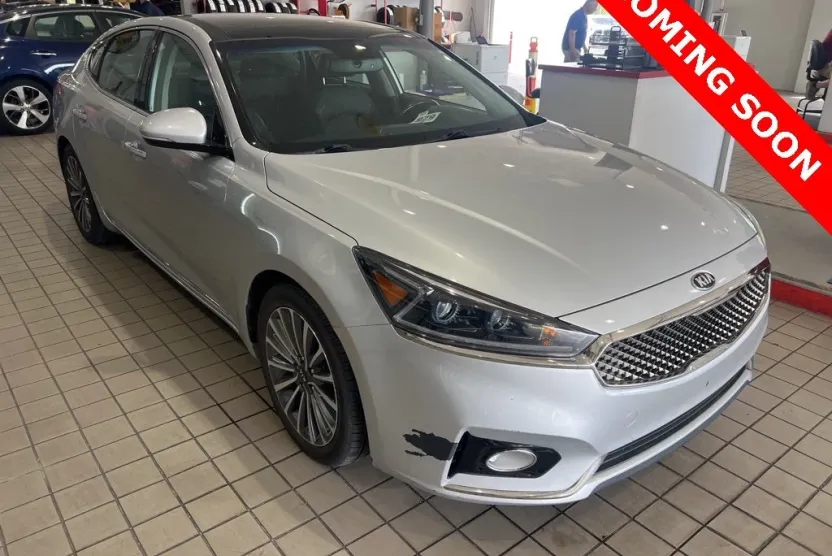 2017 Kia Cadenza Premium photo 1