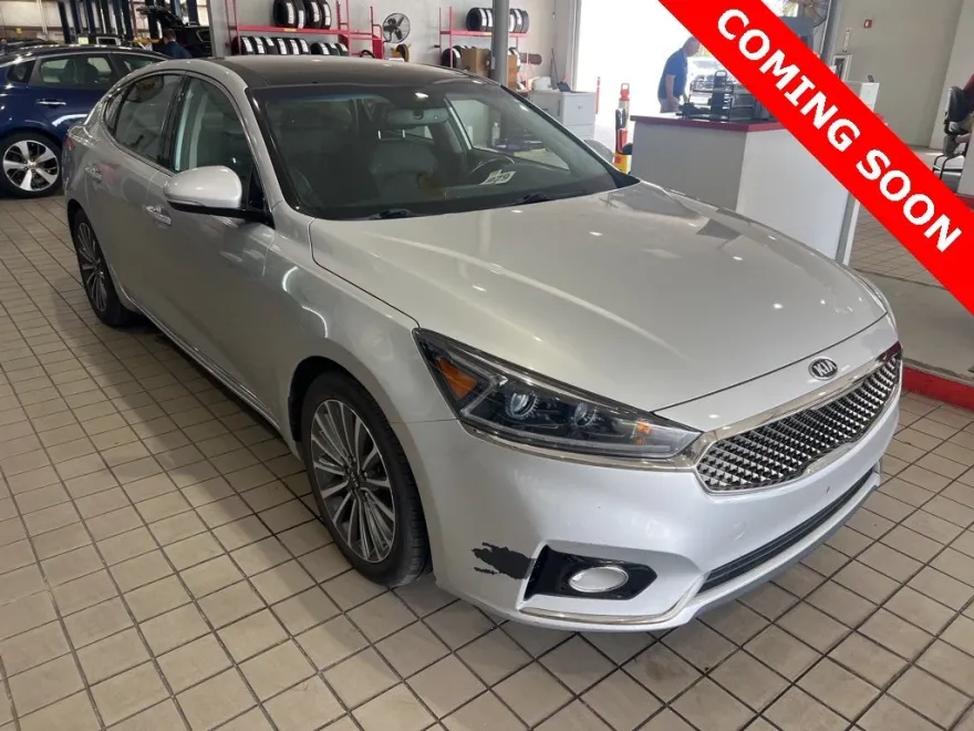 2017 Kia Cadenza Premium photo 1