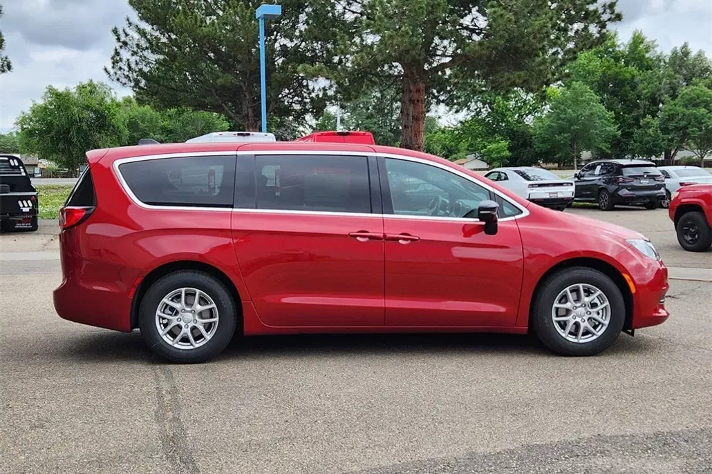 2025 Chrysler Pacifica photo 1