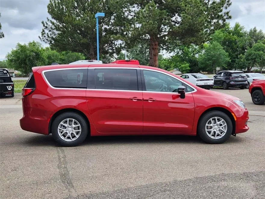 2025 Chrysler Pacifica photo 1