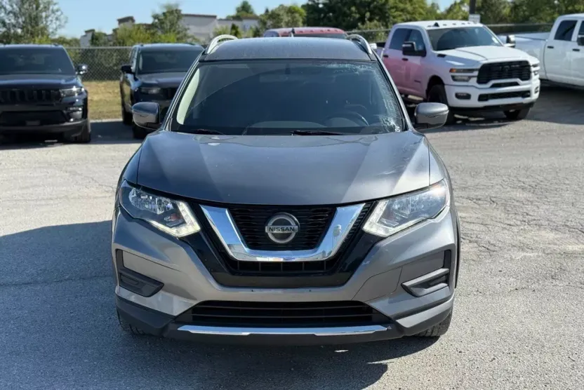 2018 Nissan Rogue SV photo 1