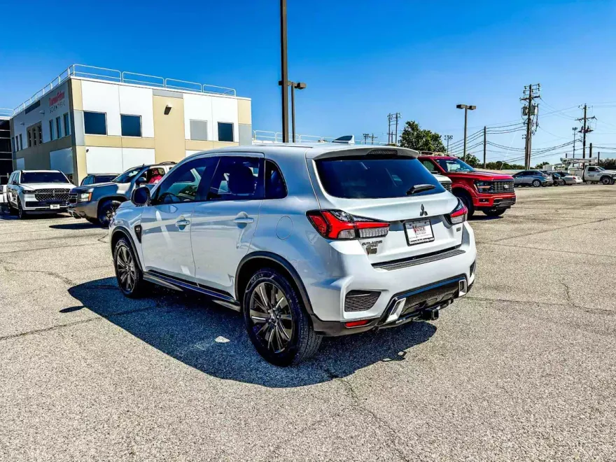 2022 Mitsubishi Outlander Sport LE photo 1