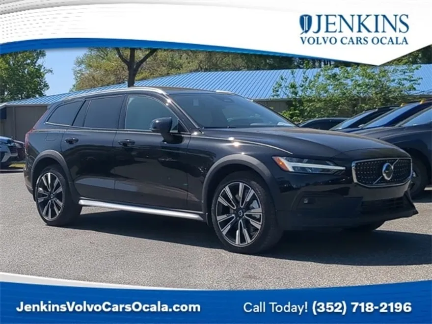 2025 Volvo V60 Cross Country B5 photo 1