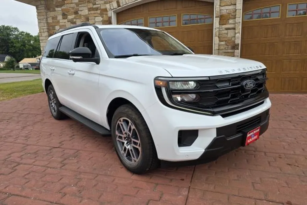 2025 Ford Expedition photo 1