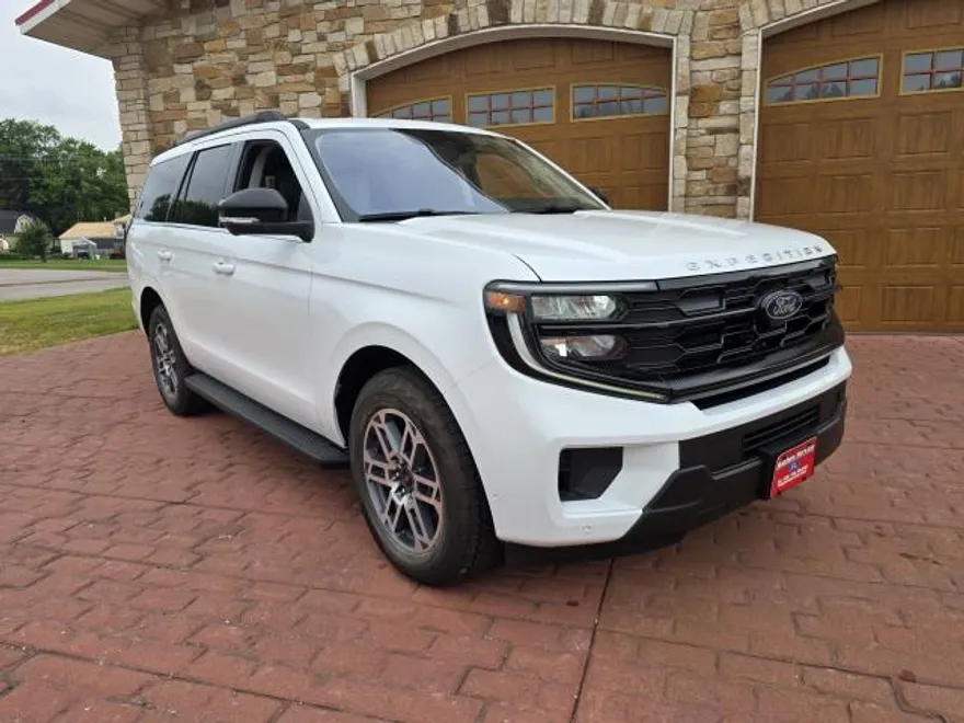 2025 Ford Expedition photo 1