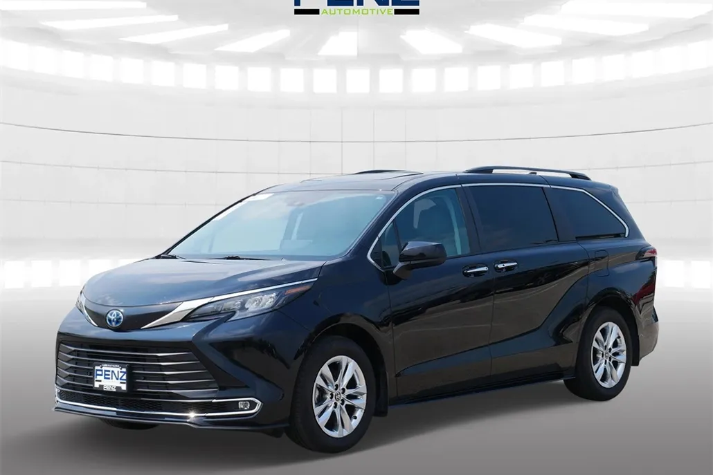 2024 Toyota Sienna XLE photo 1