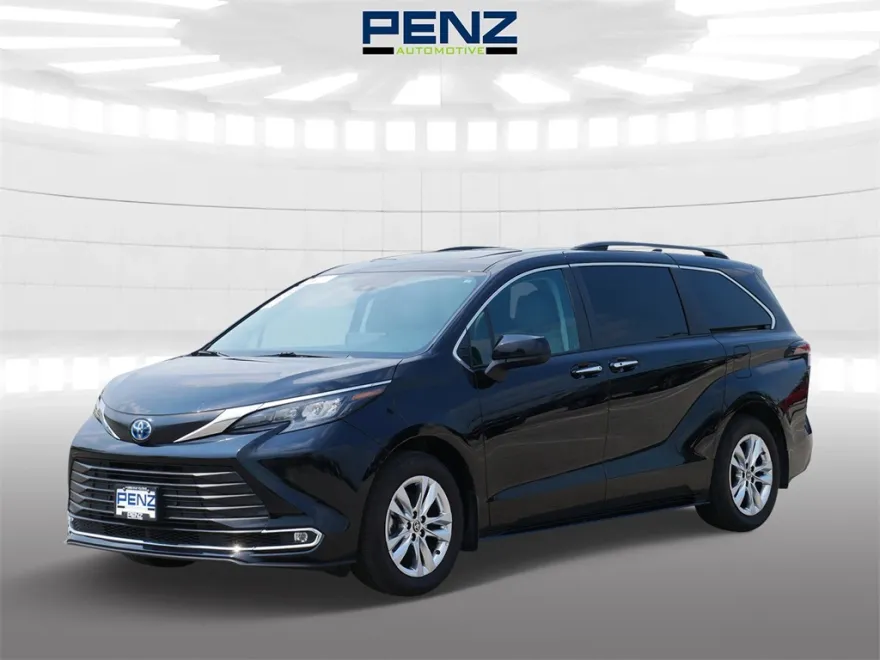 2024 Toyota Sienna XLE photo 1