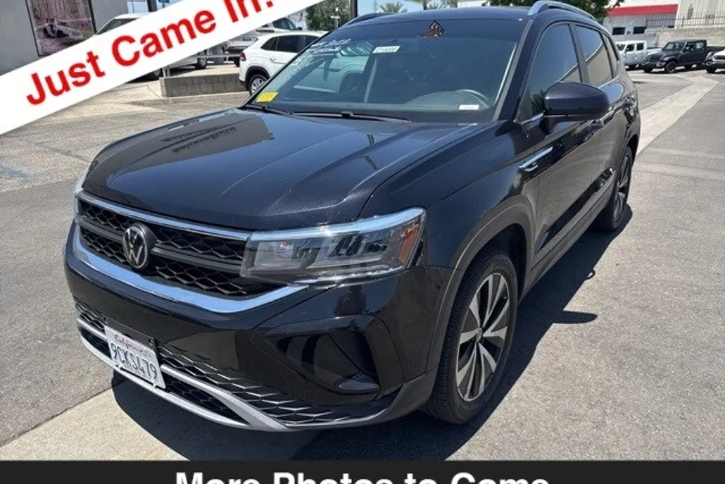 2022 Volkswagen Taos SE photo 1