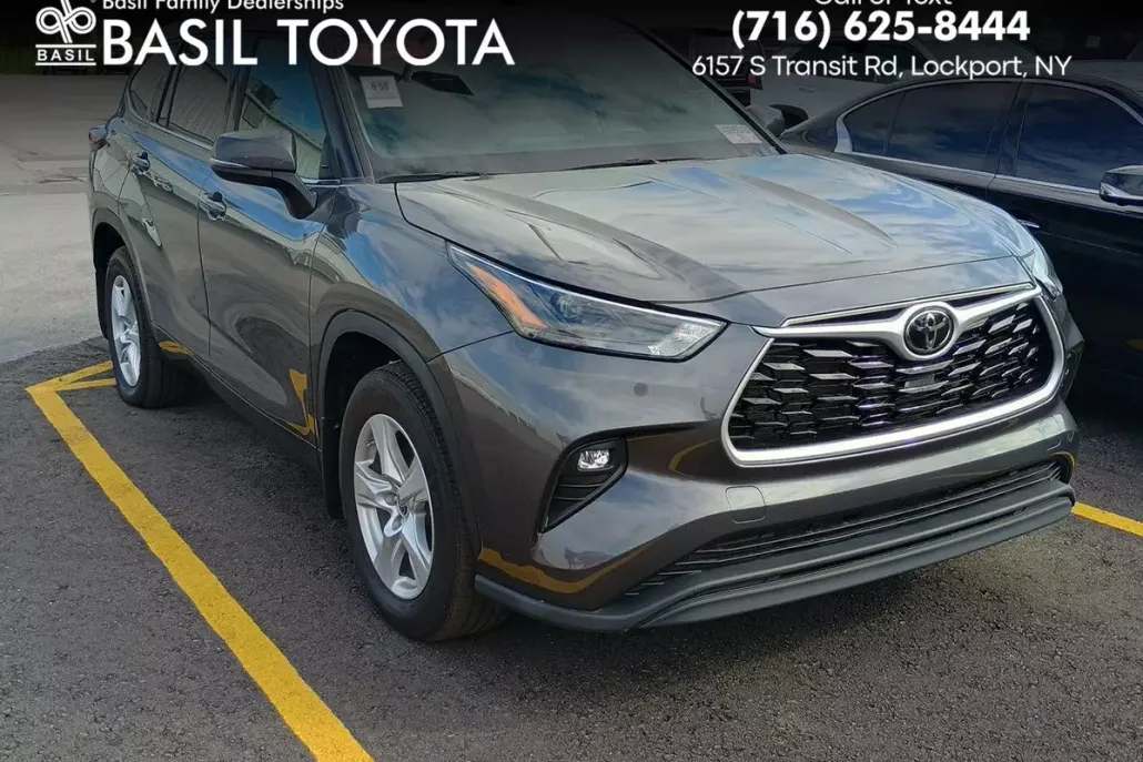 2022 Toyota Highlander LE photo 1