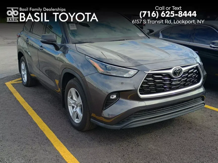 2022 Toyota Highlander LE photo 1