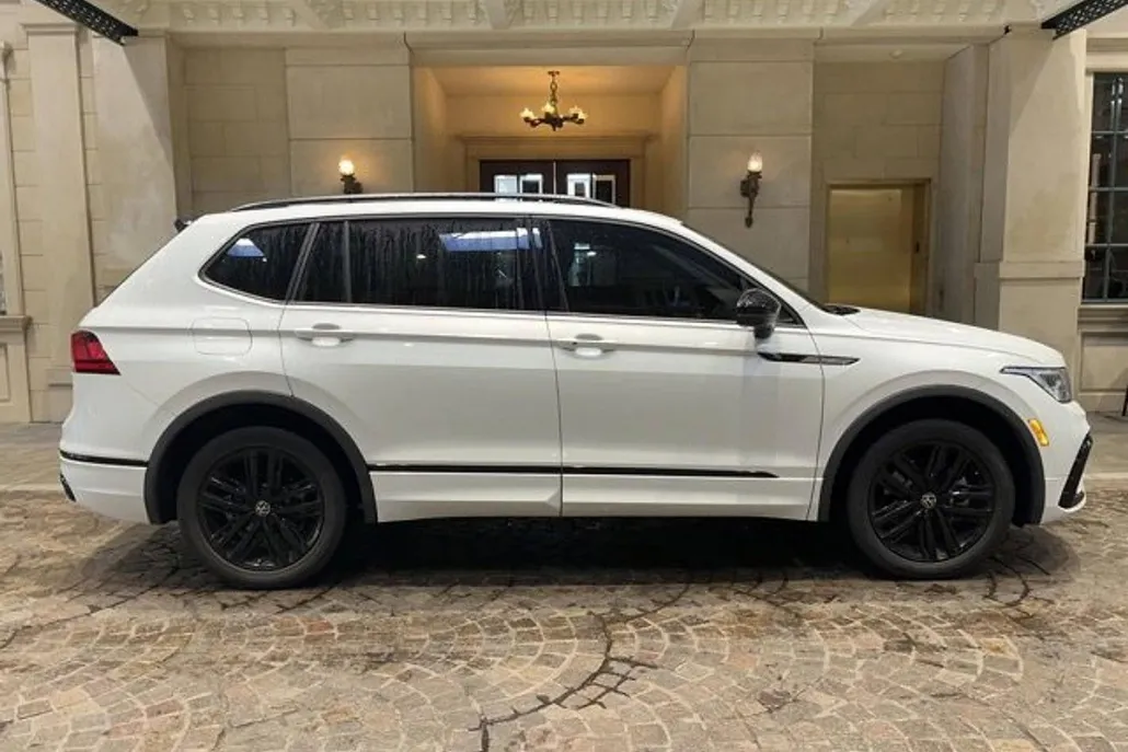 2022 Volkswagen Tiguan SE R-Line Black photo 1