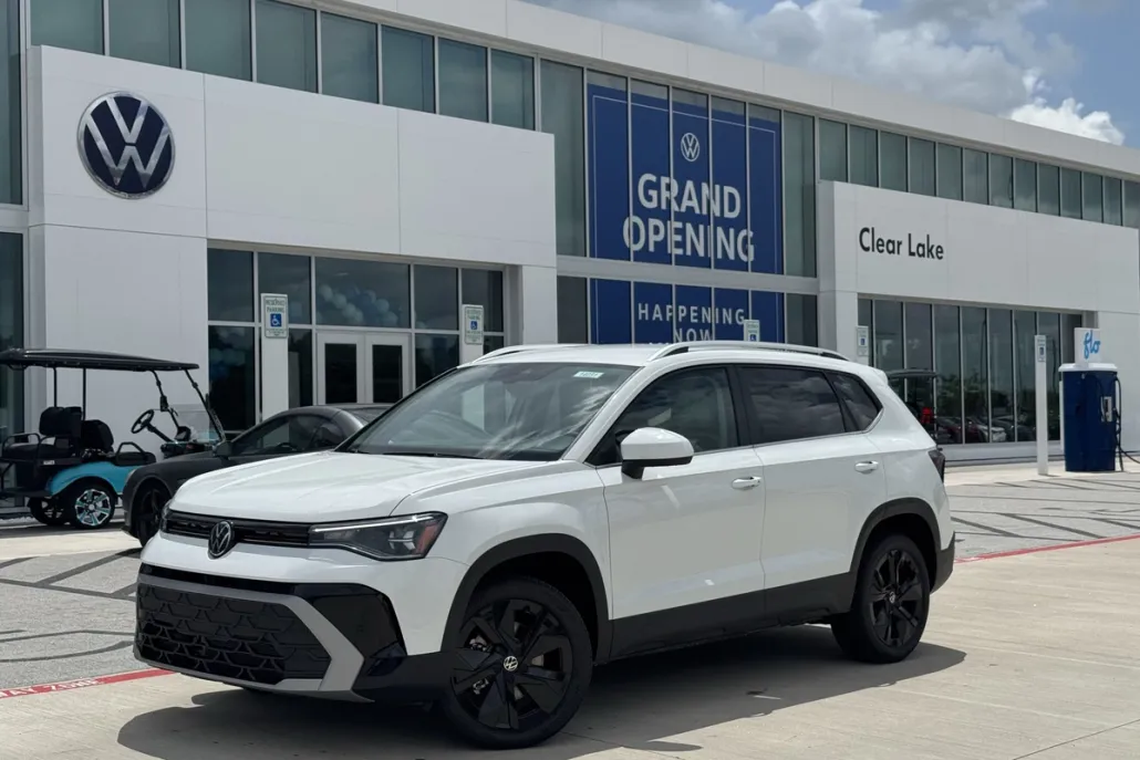 2025 Volkswagen Taos SE photo 1
