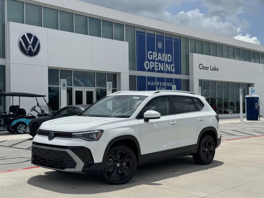 2025 Volkswagen Taos SE photo 1
