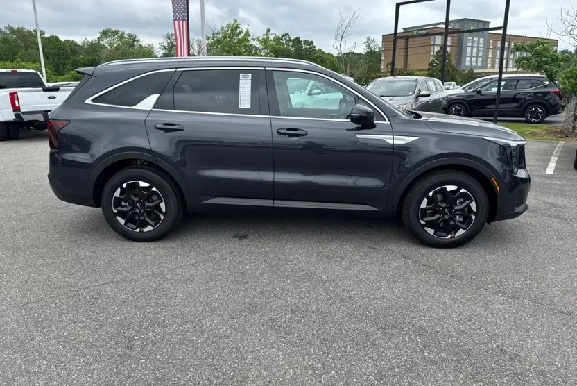 2025 Kia Sorento S photo 1