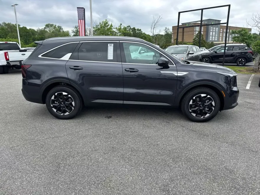 2025 Kia Sorento S photo 1