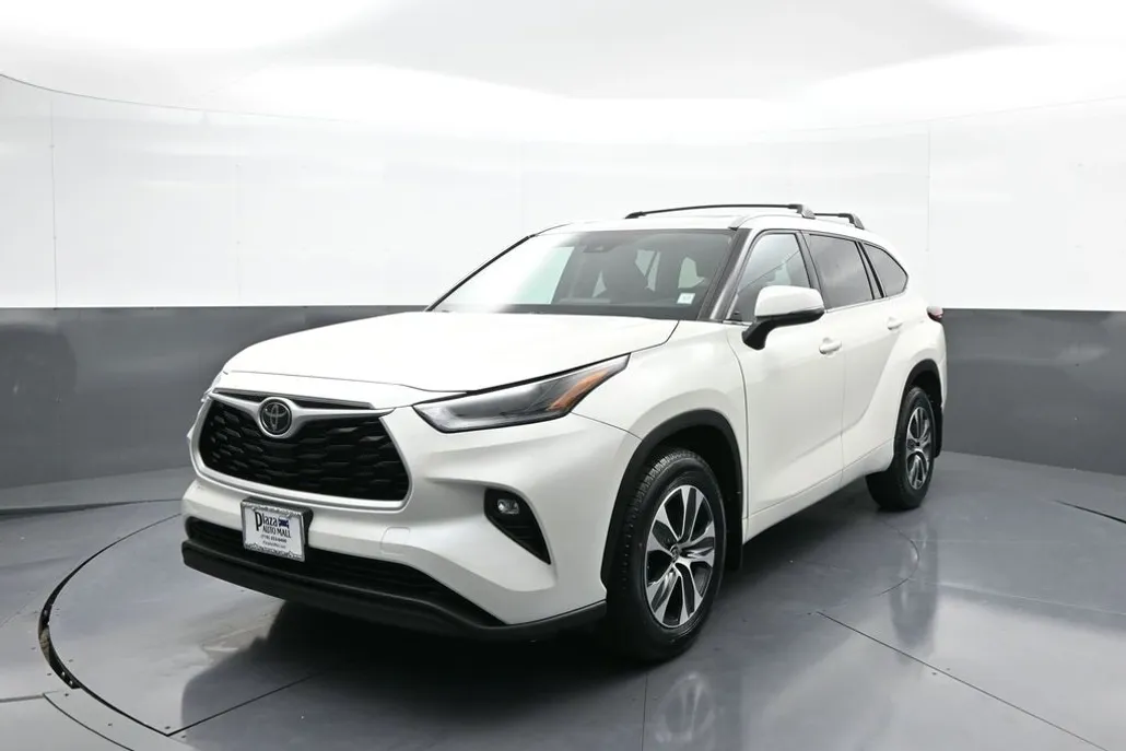 2021 Toyota Highlander XLE photo 1