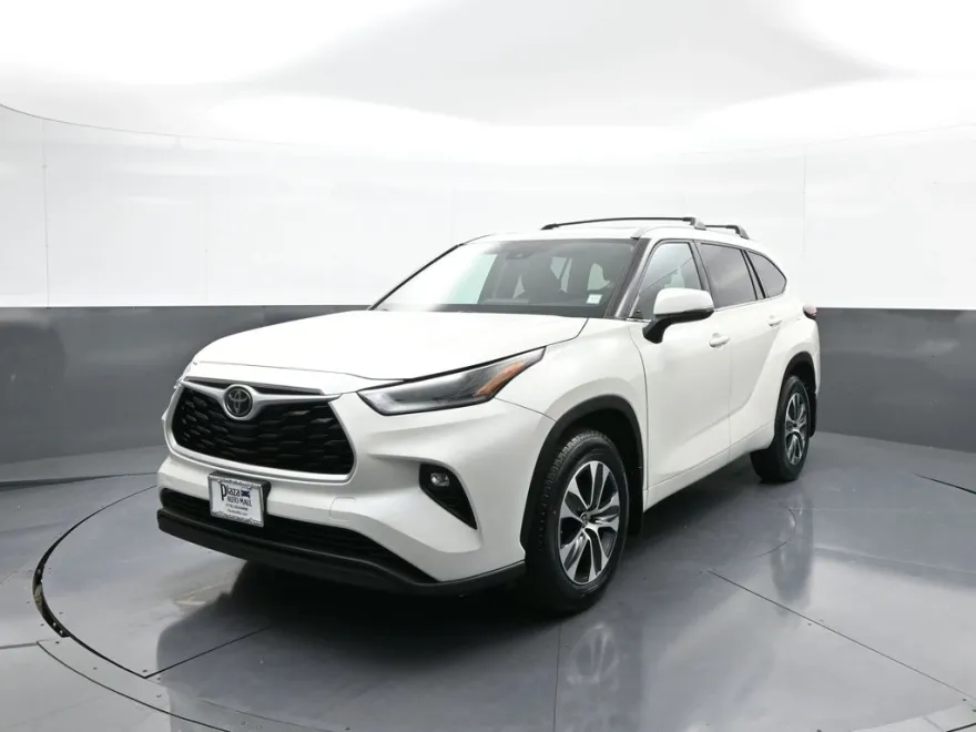 2021 Toyota Highlander XLE photo 1