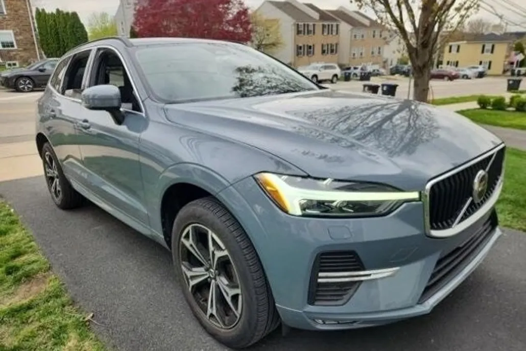 2022 Volvo XC60 B5 Momentum photo 1