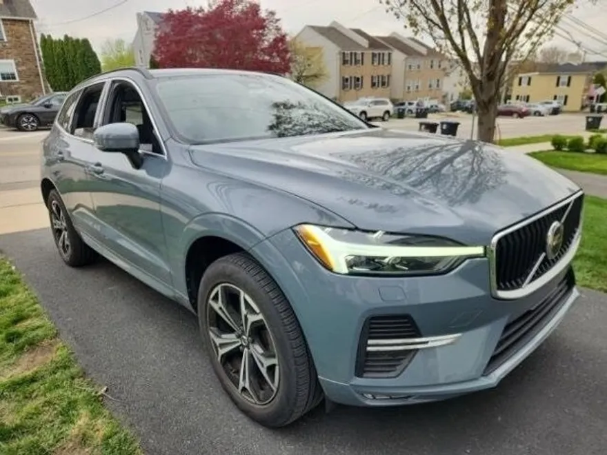 2022 Volvo XC60 B5 Momentum photo 1