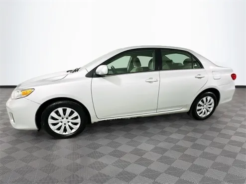 2013 Toyota Corolla LE photo 4