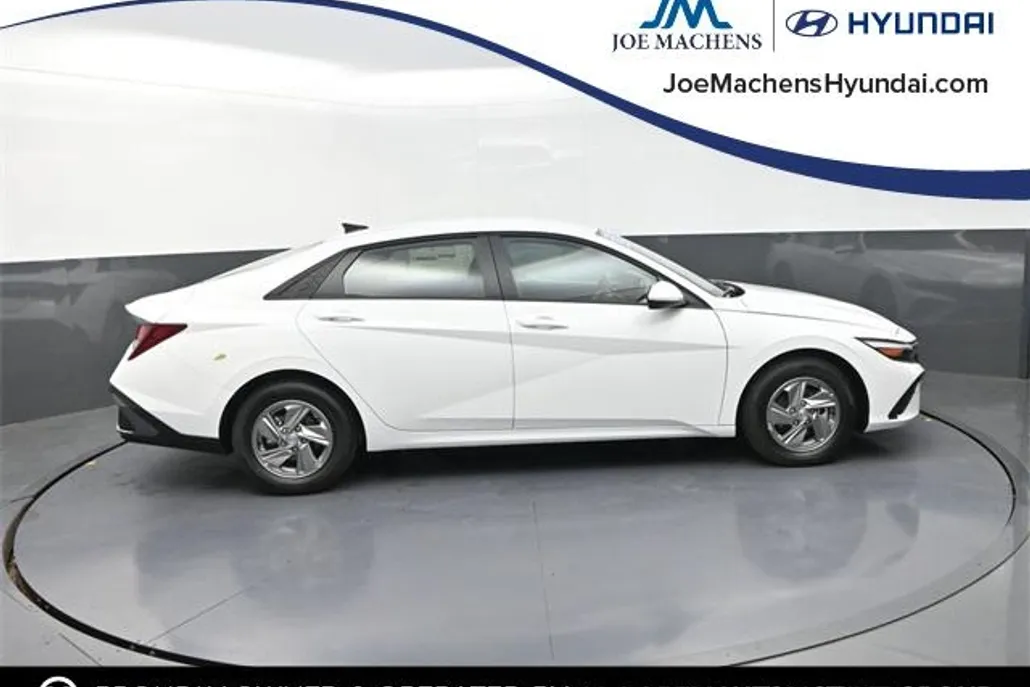 2025 Hyundai Elantra SE photo 1