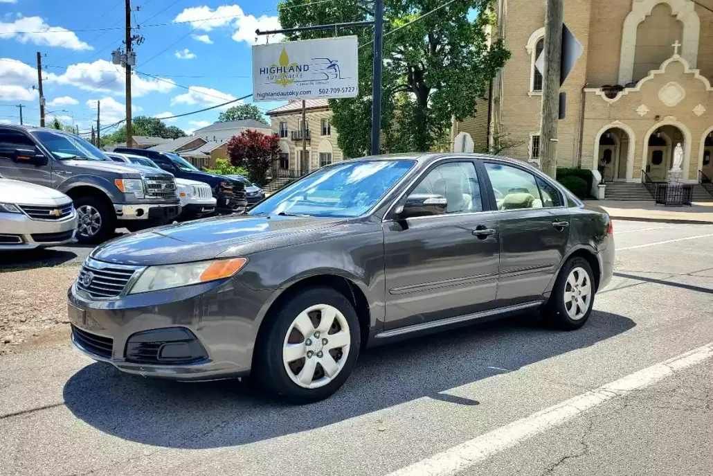 2010 Kia Optima LX photo 1
