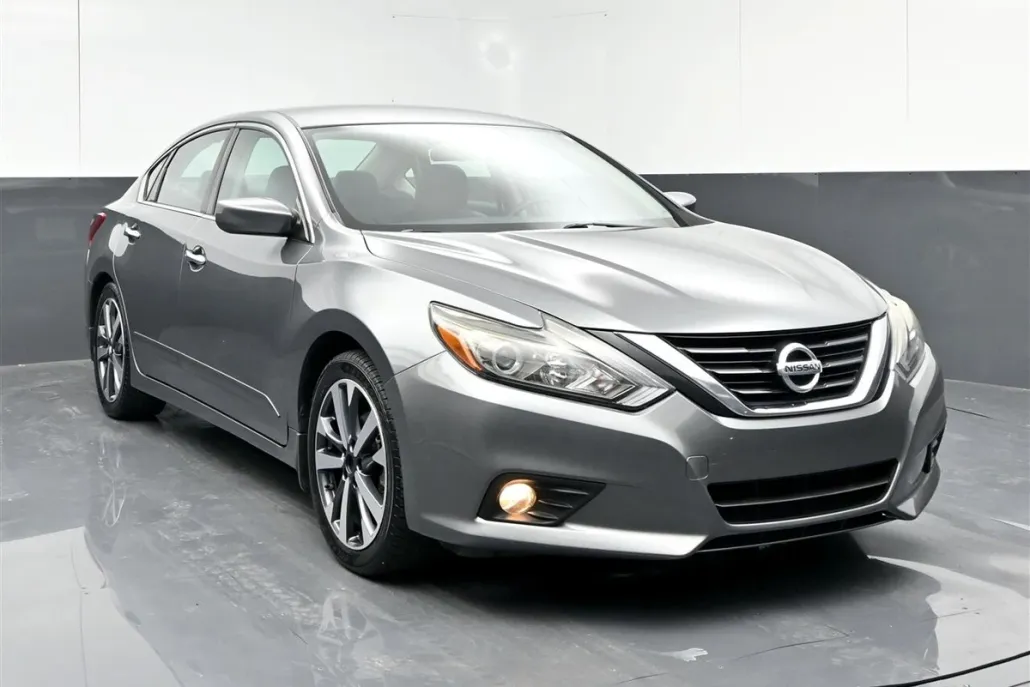 2017 Nissan Altima 2.5 SR photo 1