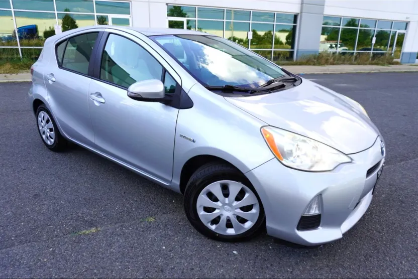 2012 Toyota Prius C One photo 1