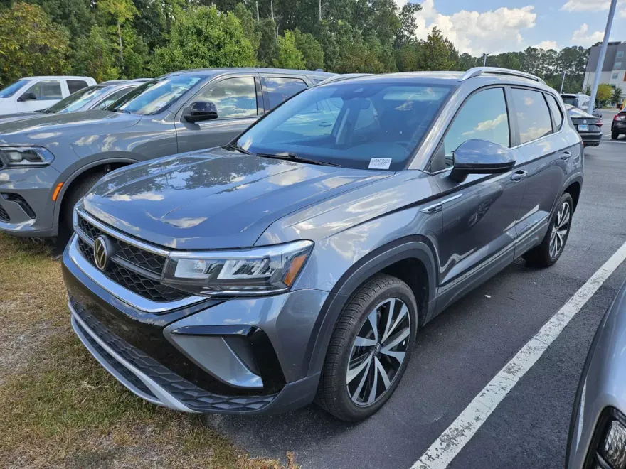 2024 Volkswagen Taos SE photo 1