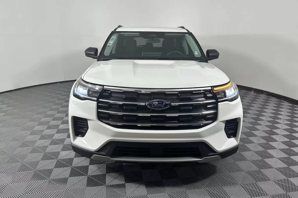 2025 Ford Explorer photo 1