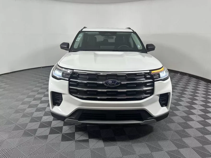 2025 Ford Explorer photo 1