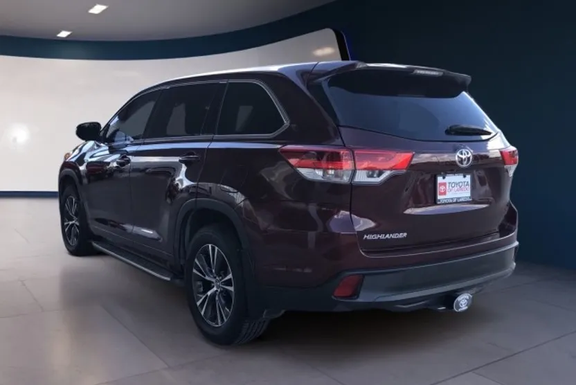 2018 Toyota Highlander LE photo 1