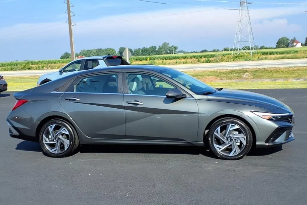 2025 Hyundai Elantra Limited photo 1