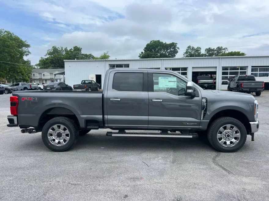 2025 Ford F-250 Lariat photo 8