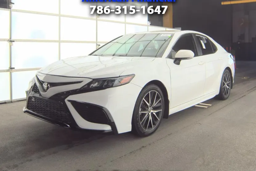 2022 Toyota Camry SE photo 1