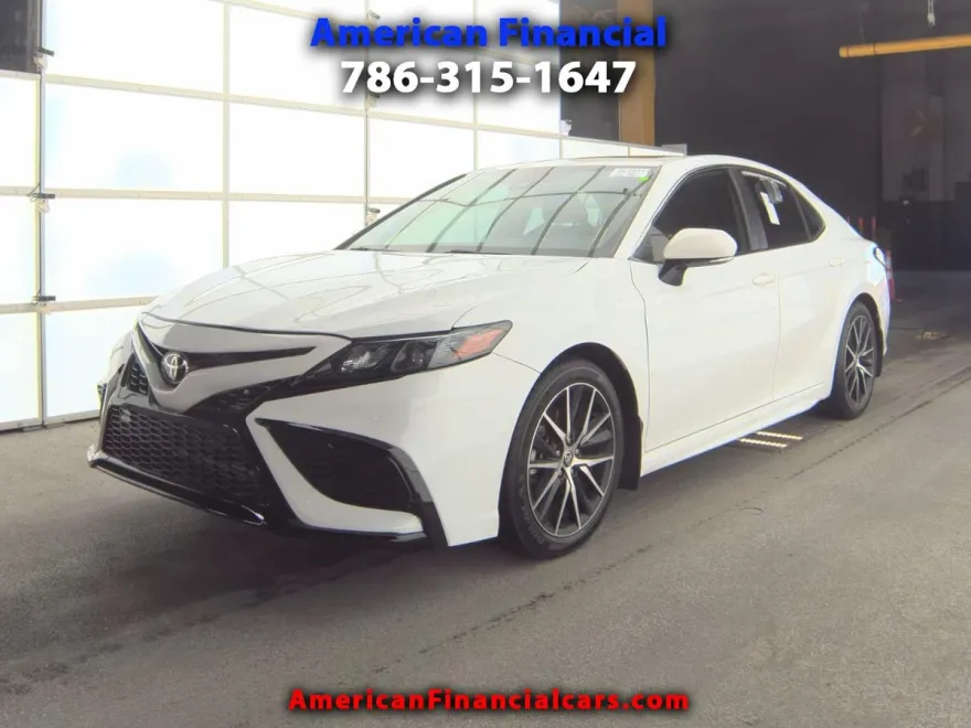 2022 Toyota Camry SE photo 1