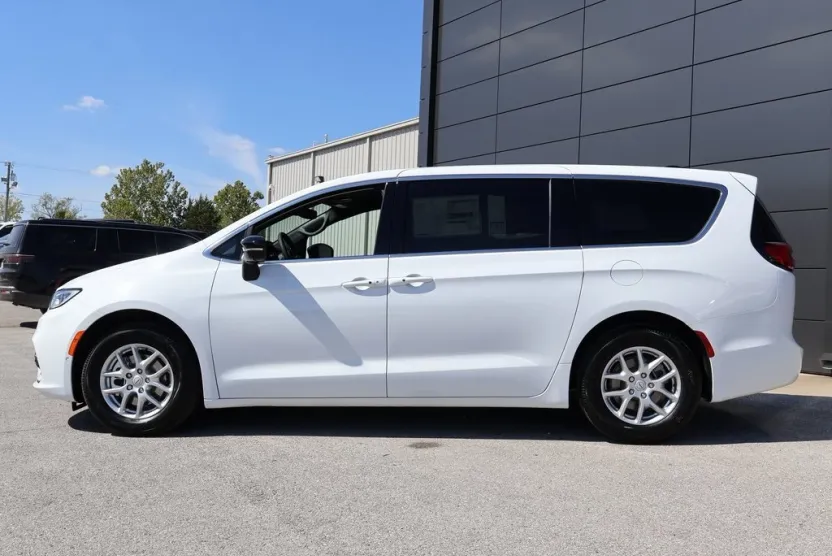 2026 Chrysler Pacifica photo 1
