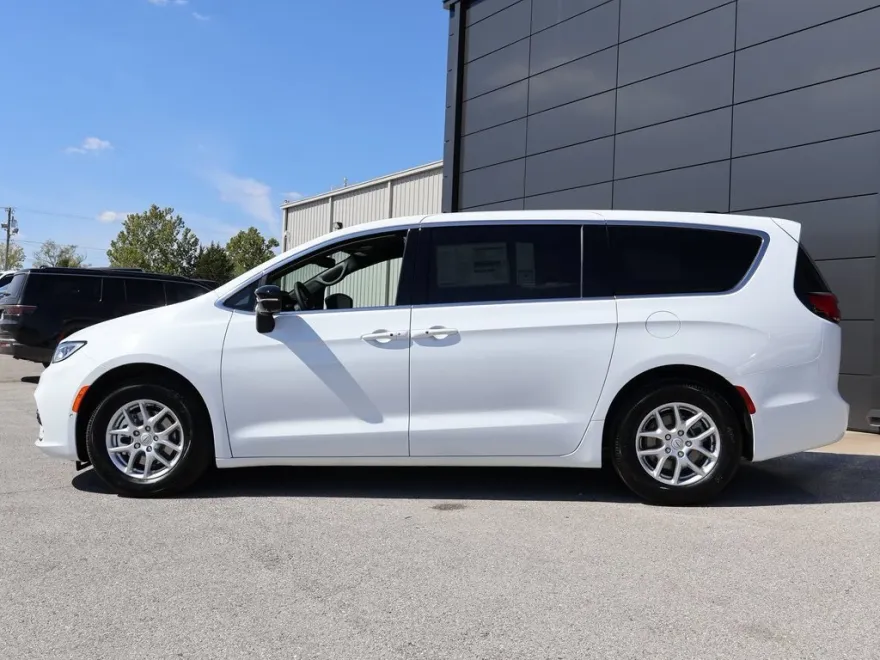 2026 Chrysler Pacifica photo 1