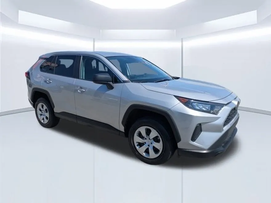 2022 Toyota RAV4 LE photo 1
