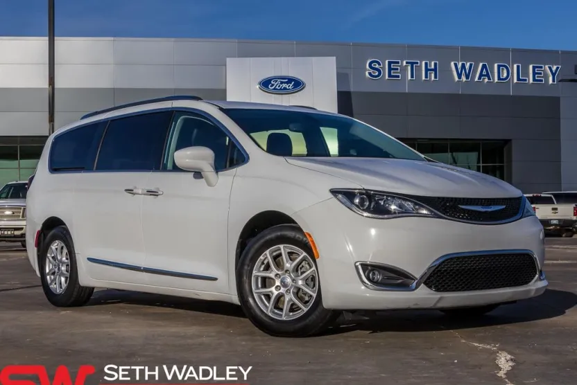 2020 Chrysler Pacifica Touring L photo 1